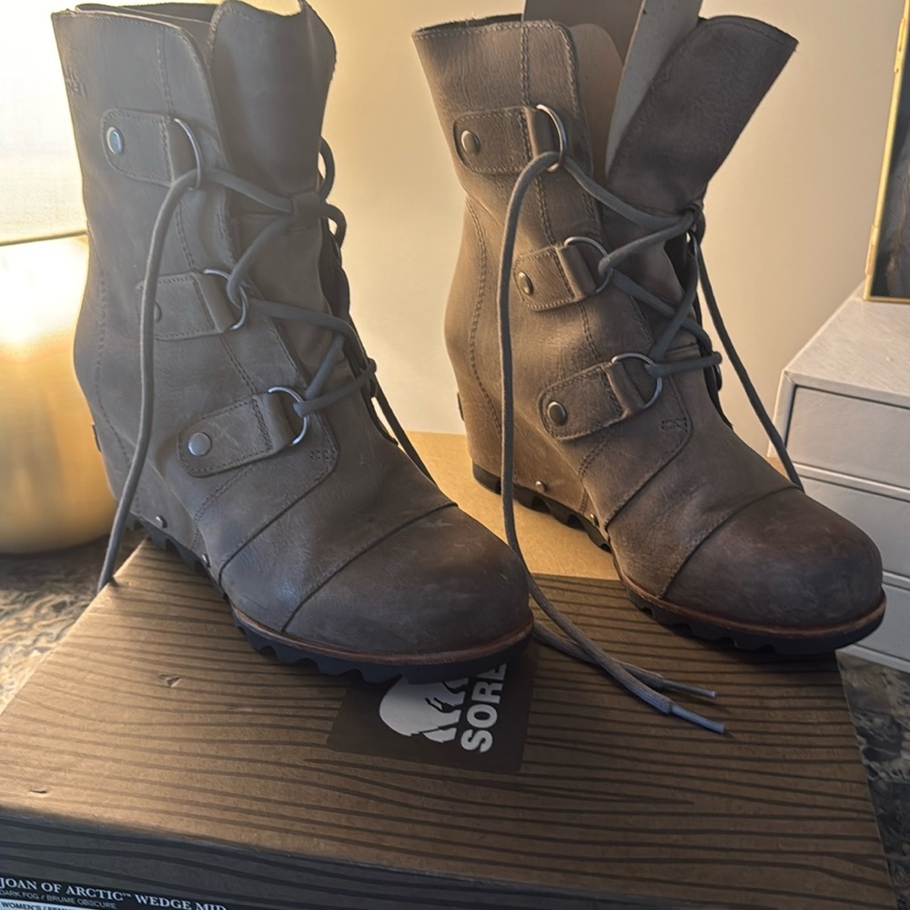 Sorel original Joan of Arctic Wedge mid boot 
Dark Fog